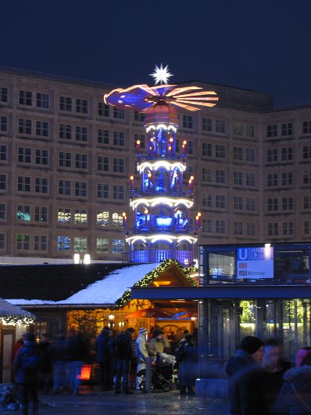 kerst pyramide_alexanderplatz.jpg - Buiten op de Alexanderplatz is het een drukte van belang op de kerstmarkt.